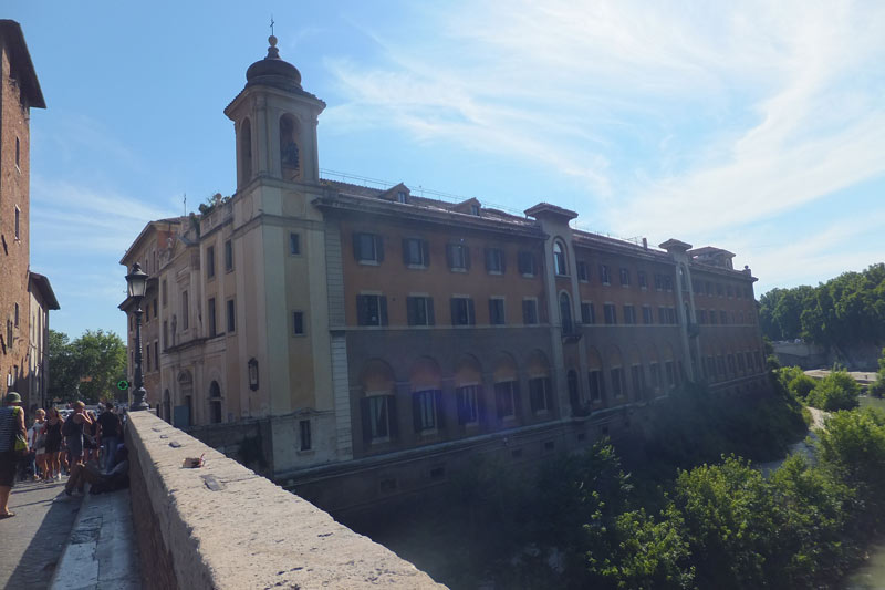 The Fatebenefratelli Hospital viewed from Ponte Fabricio